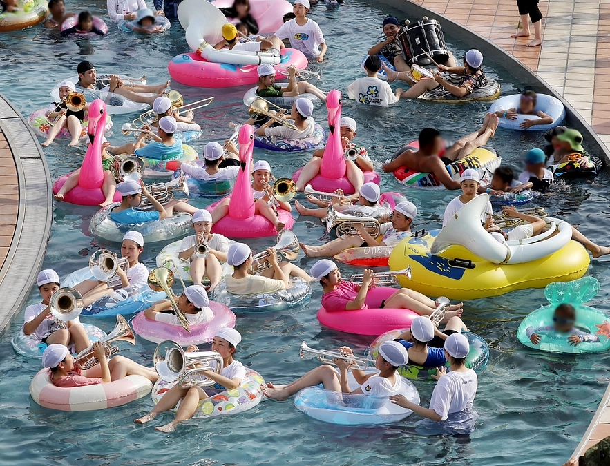 世界初！？「流れるプールで流れるマーチングバンド」動画配信