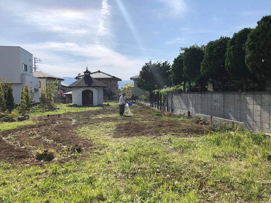 希望の火パゴダ・大地の再生庭園作業