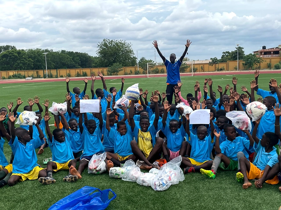 新品のサッカーボール20個と小さい練習用サッカーゴール4つ購入