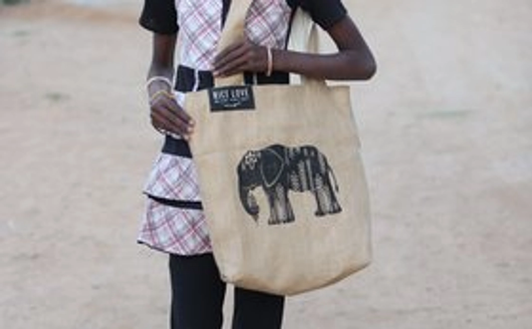 麻のハンドバッグ