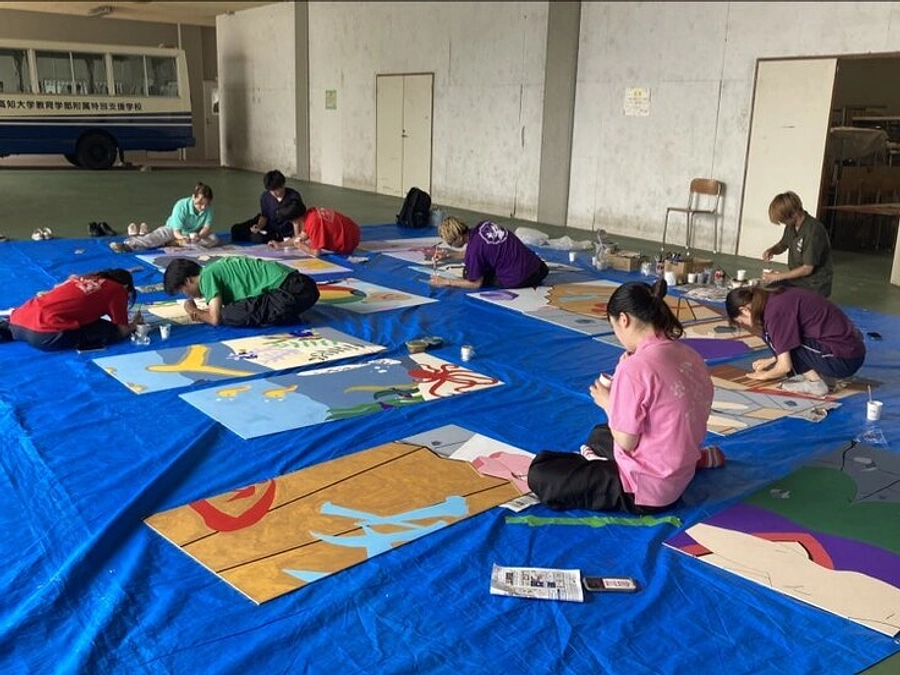 学生よさこいチーム・旅鯨人のみなさんが地方車の製作をしていました。