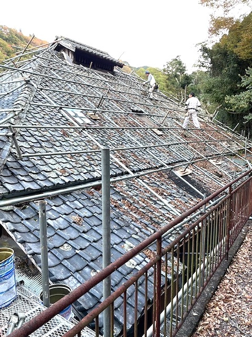 建物の周りに足場を組む工事が始まりました！