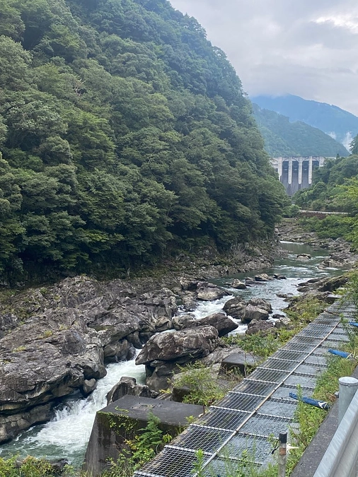 松煙生産設備の建設予定地にて