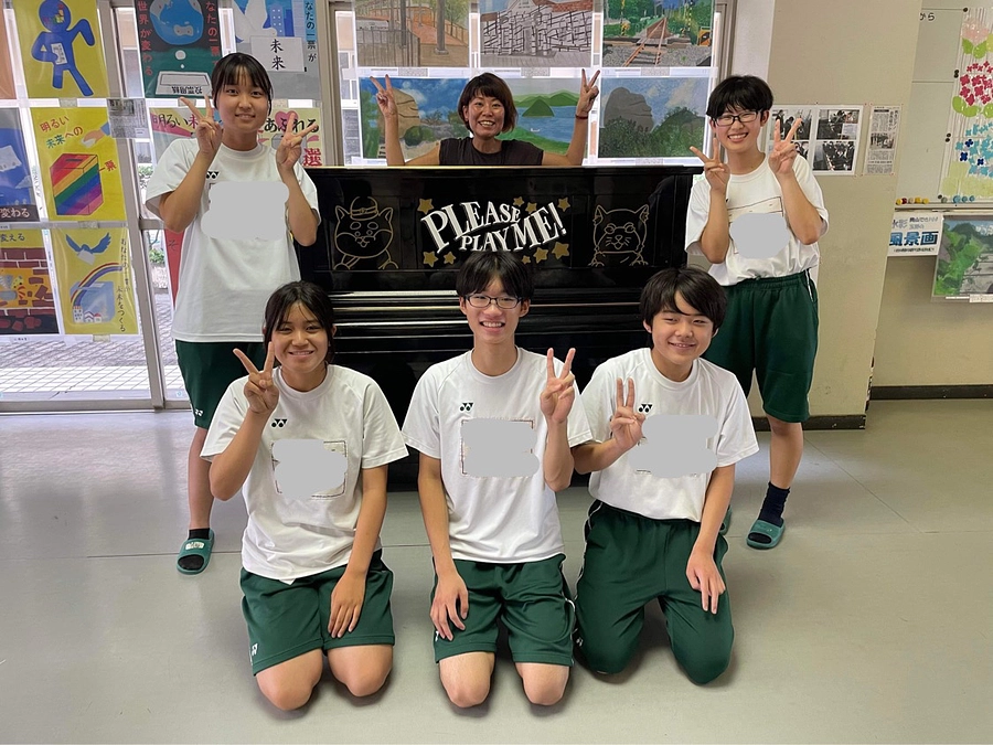 ピアノに宇野中生徒さんが絵を描き入れました♪