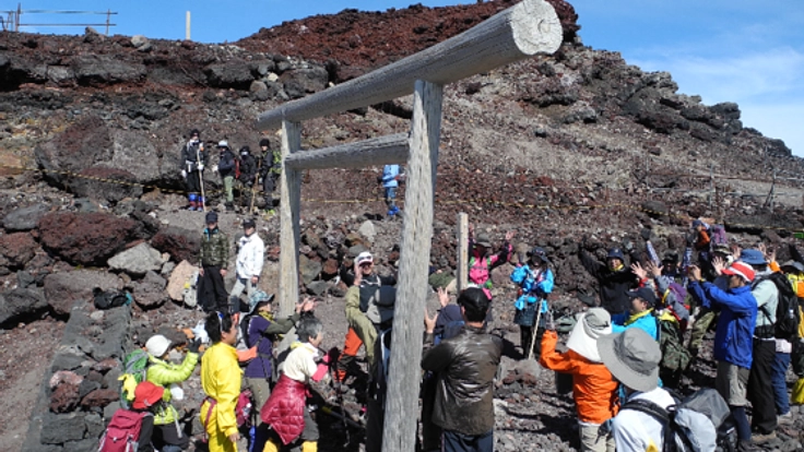 富士登山に挑む、がんサバイバーを10周年限定タオルで応援！
