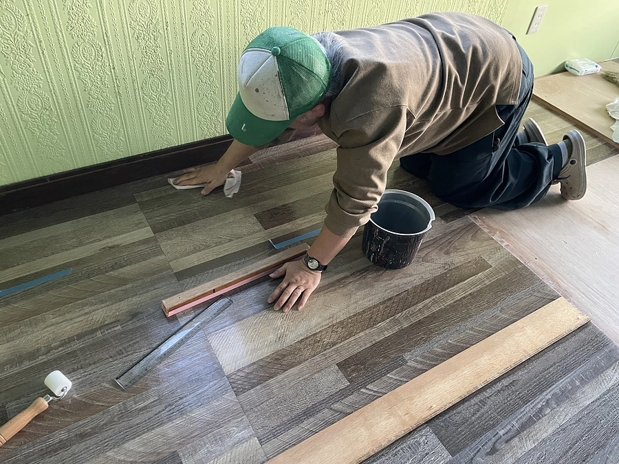 フロアタイル貼り