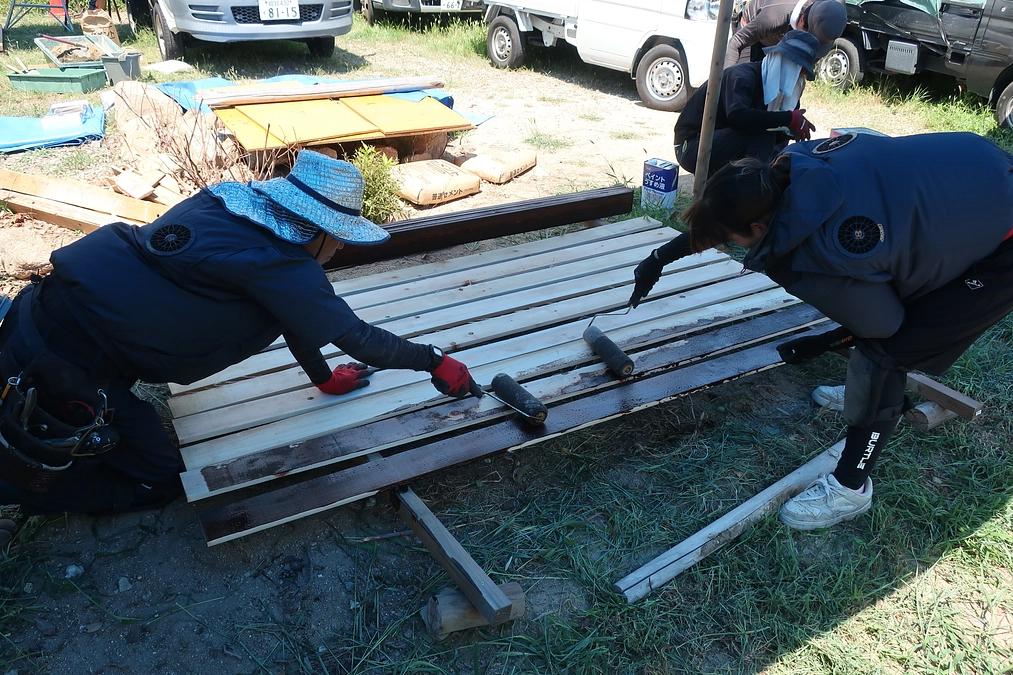 桂垣下地板取付工事　―灼熱の中で