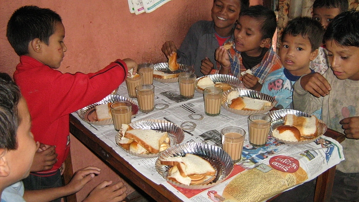 恵まれない子供たちに、ラーメン類料理の技術を教える