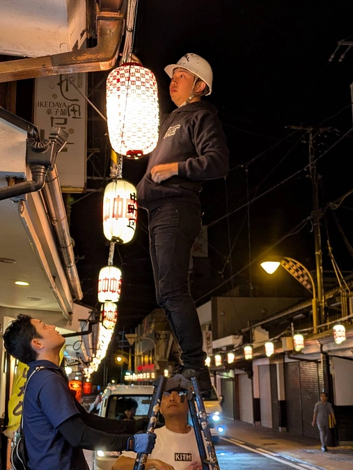 200年記念提灯設置！！