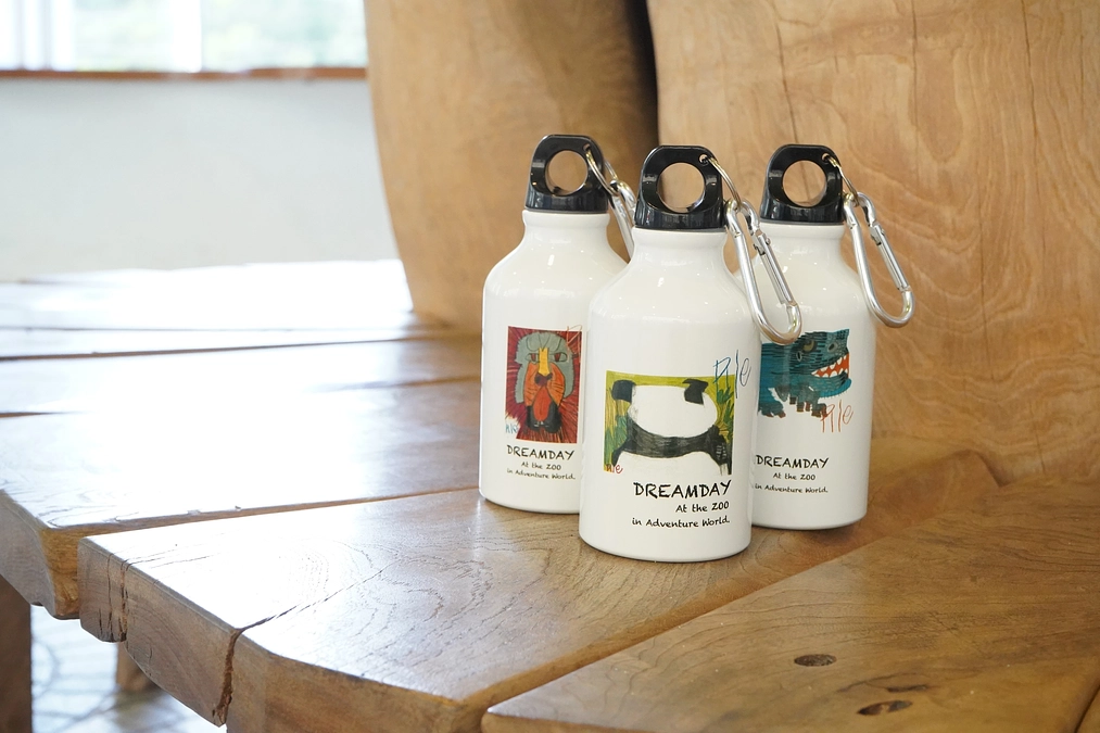 【福祉ｘアート】をコンセプトに制作したオリジナルグッズ｜アニマルイラストアルミボトルとサコッシュ