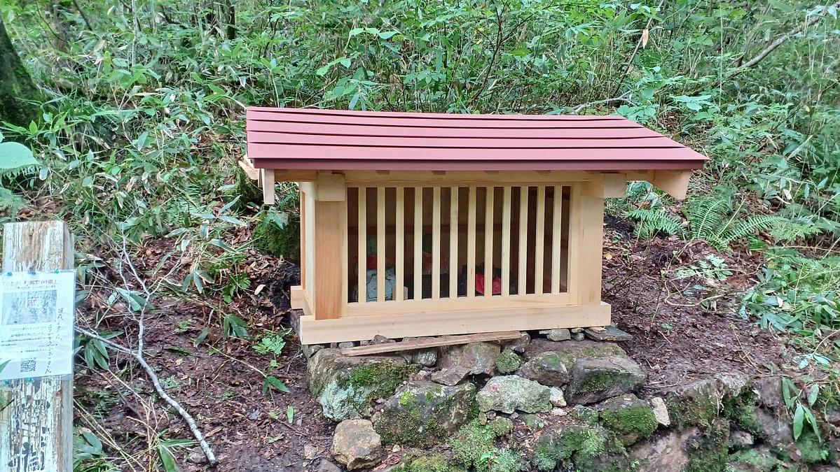 祠（地蔵堂）、無事再建です。
