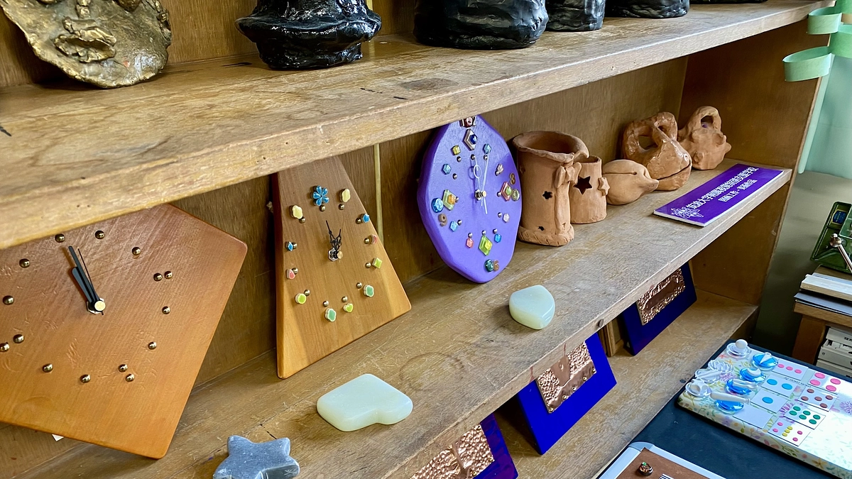 「触れる」との関わり：図画工作の舞台裏