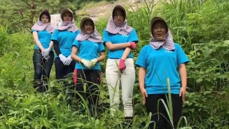 福島の花を絶滅から守るおじいちゃんのために山道に階段を。