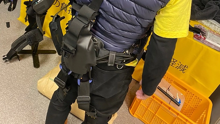 中腰作業時の身体の負担軽減するアシストスーツの製品化