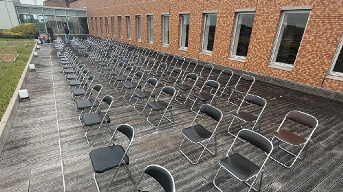 明々館9階バルコニーで観覧席の仮設置を行いました