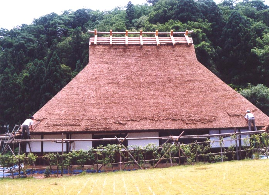 実は、この民家の屋根を平成８年に親方と葺きに行きました。