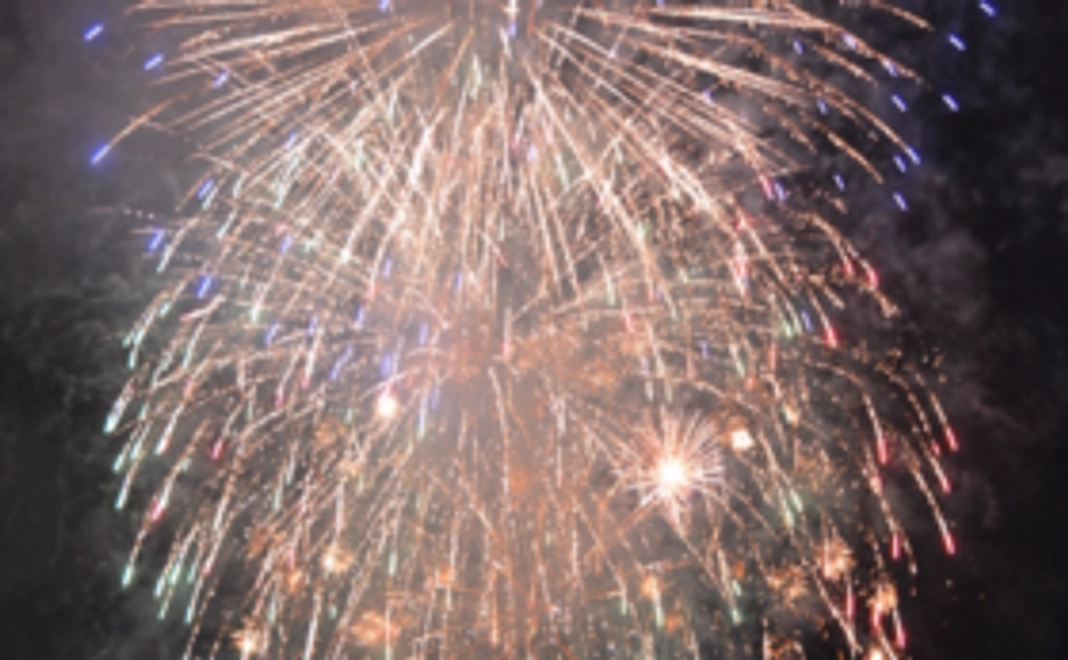 花火大会の桟敷券（２枚）をお送りします。