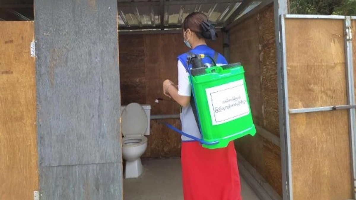 現地からの報告8 　|避難所の共同トイレやゴミ捨て場の消毒活動を開始