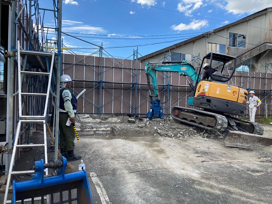 旧トイレの解体工事が始まりました