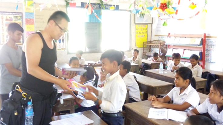 カンボジアの貧しい子どもたちのために、文房具などを届けたい！