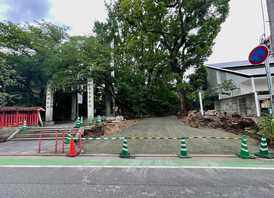 車椅子の方でも杖をついている方も、歩ける表参道に