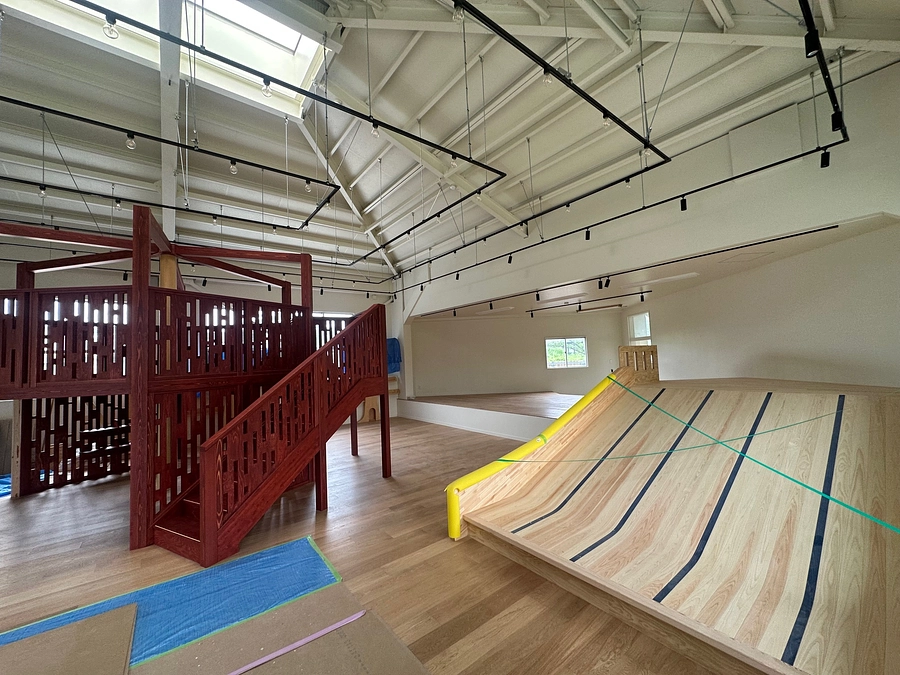 残り11日！いよいよ遊具が入ってきました✨