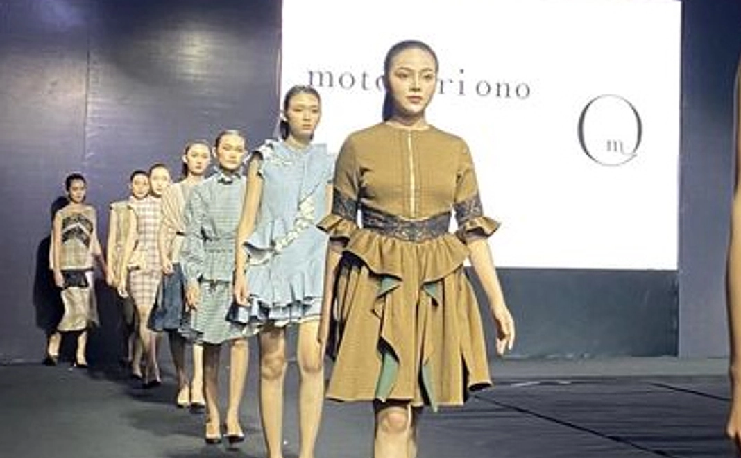 サンクスメール&ランウェイ写真（デザイナーのサイン入り）