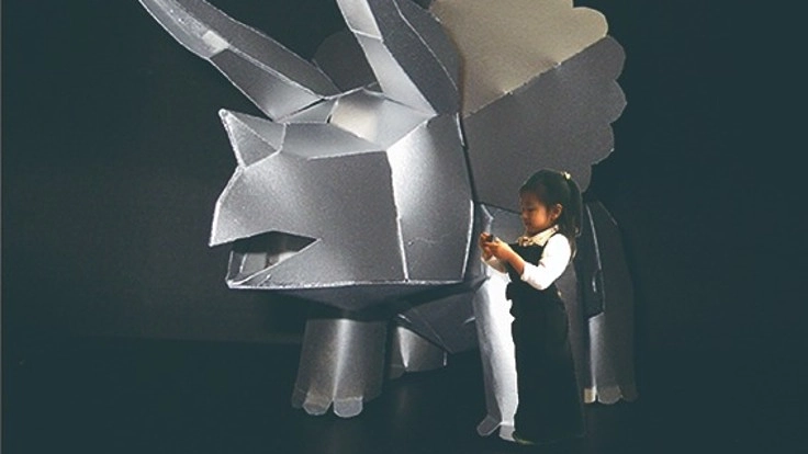 こどもたちが搭乗できるメカザウルスを福井の駅前広場に