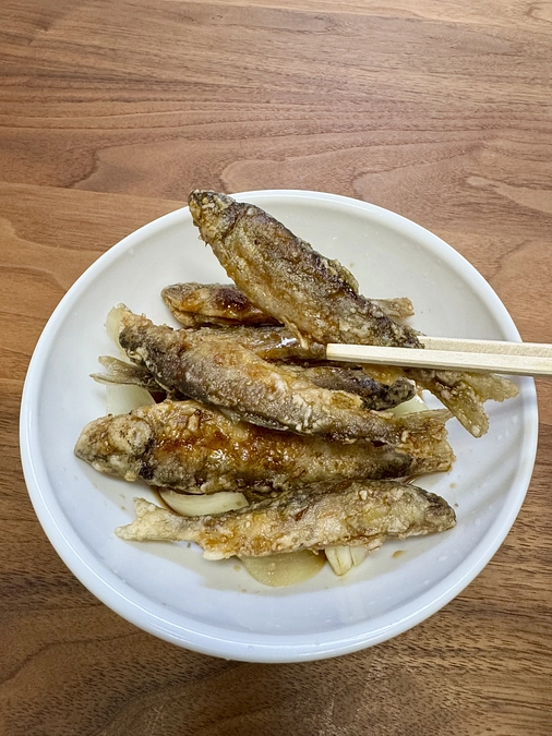 ラボ学生が作った養殖あゆの南蛮漬け。