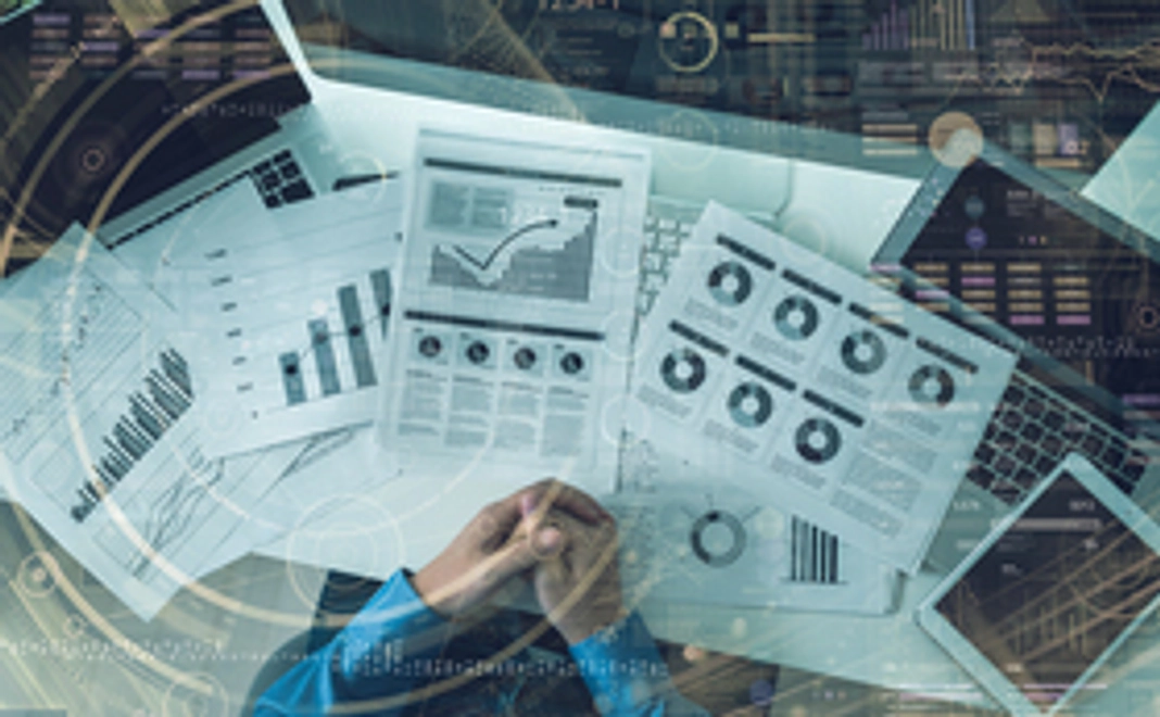 現地での活動報告書の配布