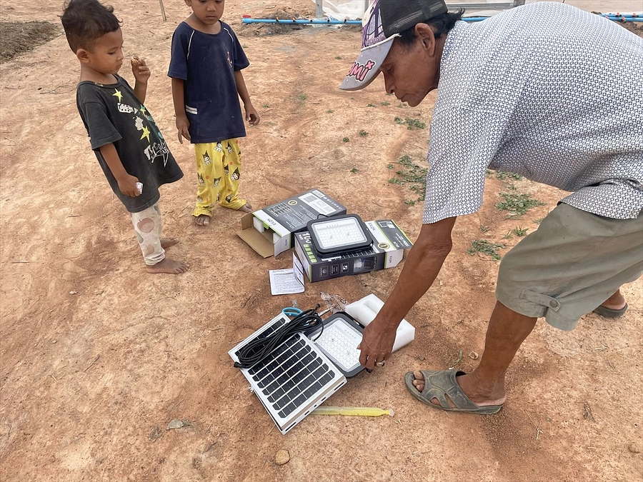 苗の植え付けとソーラーライトの設置