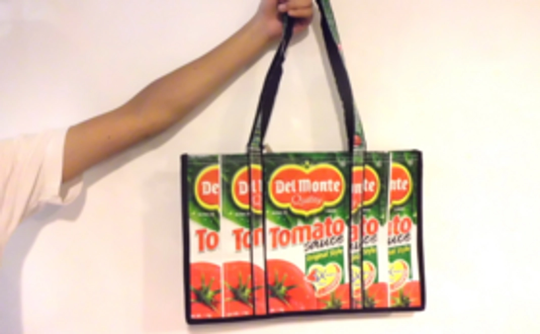【グッズで応援】リサイクルのトマトジュースパックのトートバッグつき