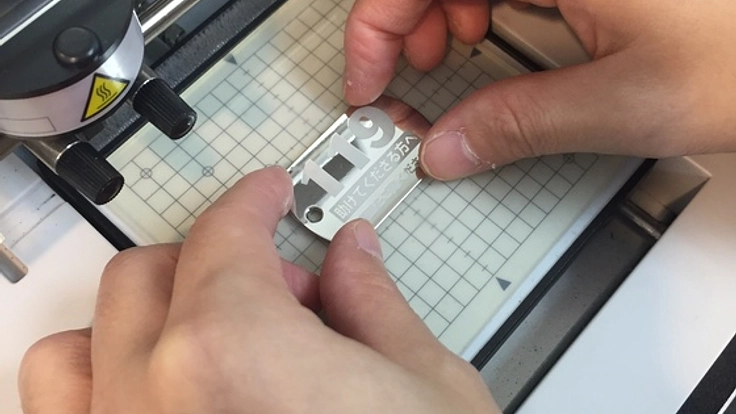 認知症の高齢者の徘徊事故の予防となるタグの制作を行いたい。