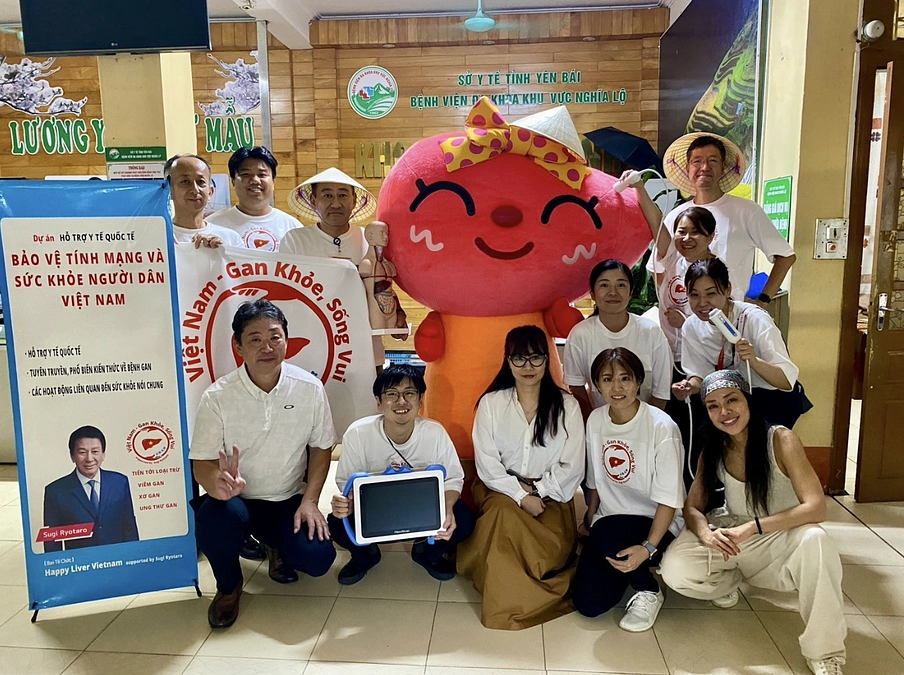 杉良太郎さんの呼びかけで、ベトナムの山間部で肝臓検査を実施