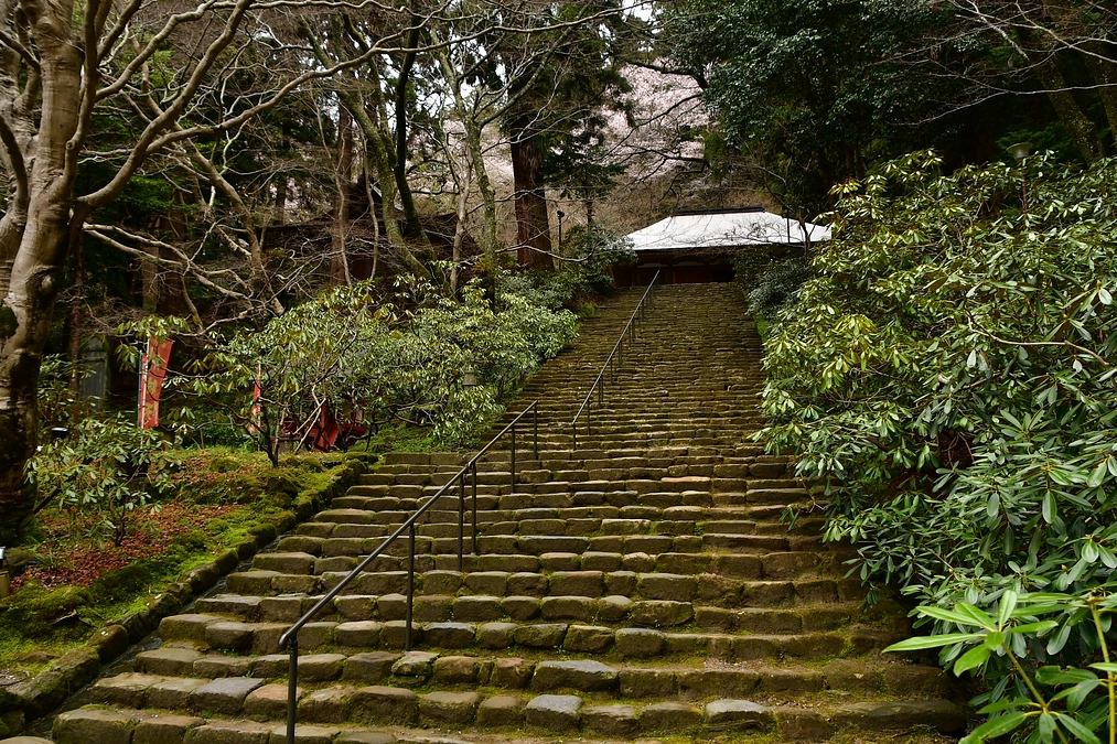 鎧坂階段の手摺を修繕しました