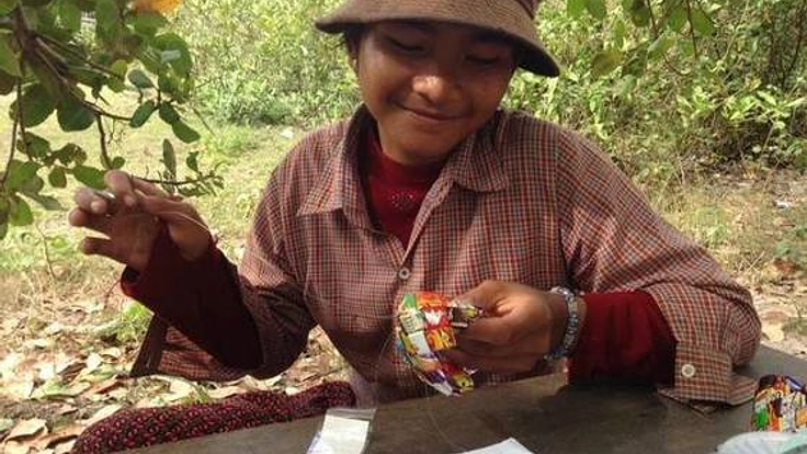 お菓子袋からバッグを！カンボジア・リエンポン村に工房を建設！