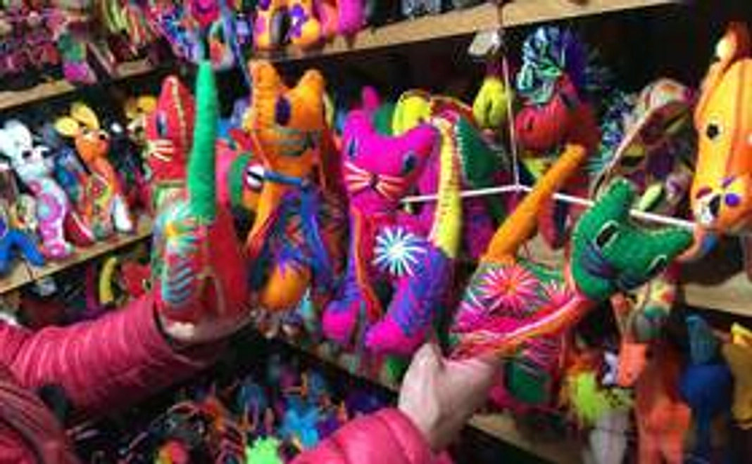 先住民の民芸品A 刺繍入り動物のぬいぐるみ