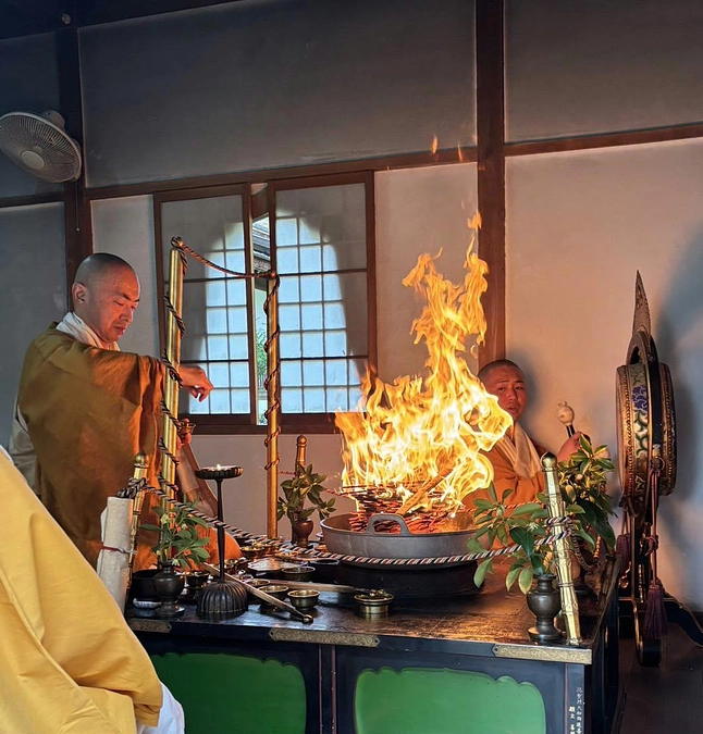 毎月１日はお預かりしたご祈願・供養をお勤めしています