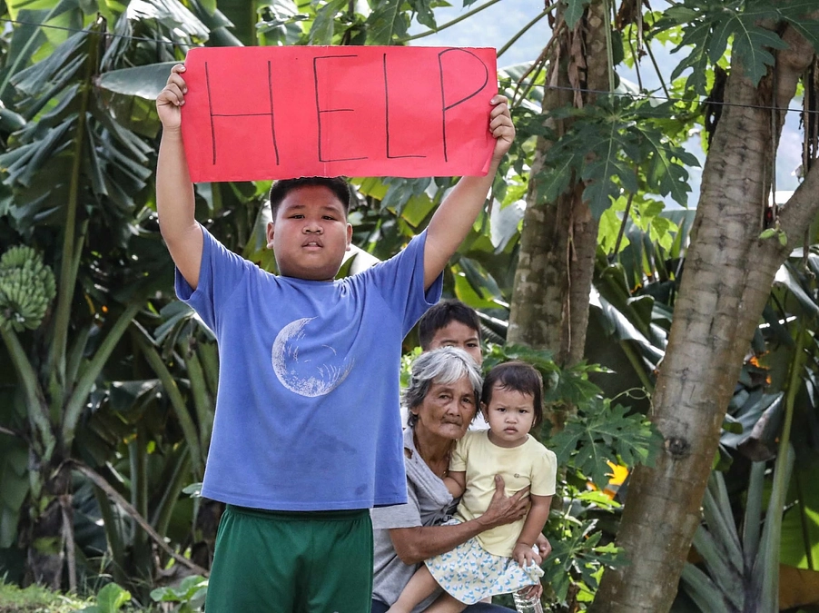 支援に訪れた山奥の村で家族が訴えるHELP