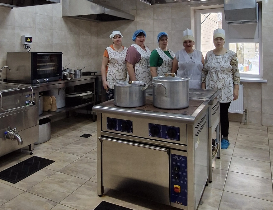 幼稚園で子どもたちにご飯をつくる調理師たちの奮闘－朝4時から食事を準備することもあります