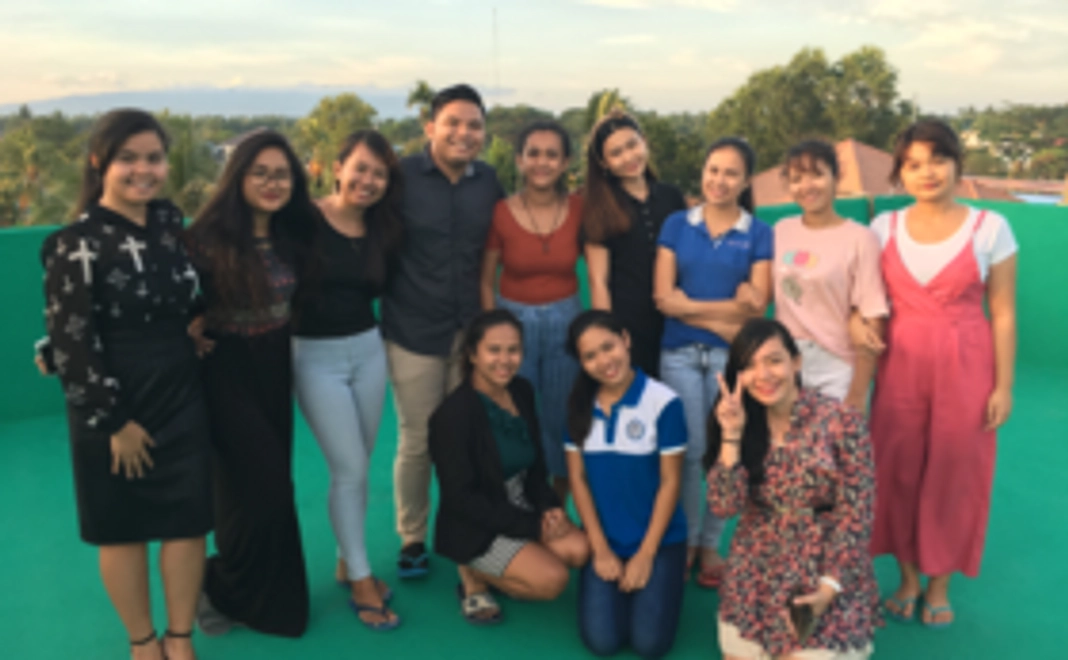 英語教師のお気に入りの場所を背景にしたビデオメッセージ