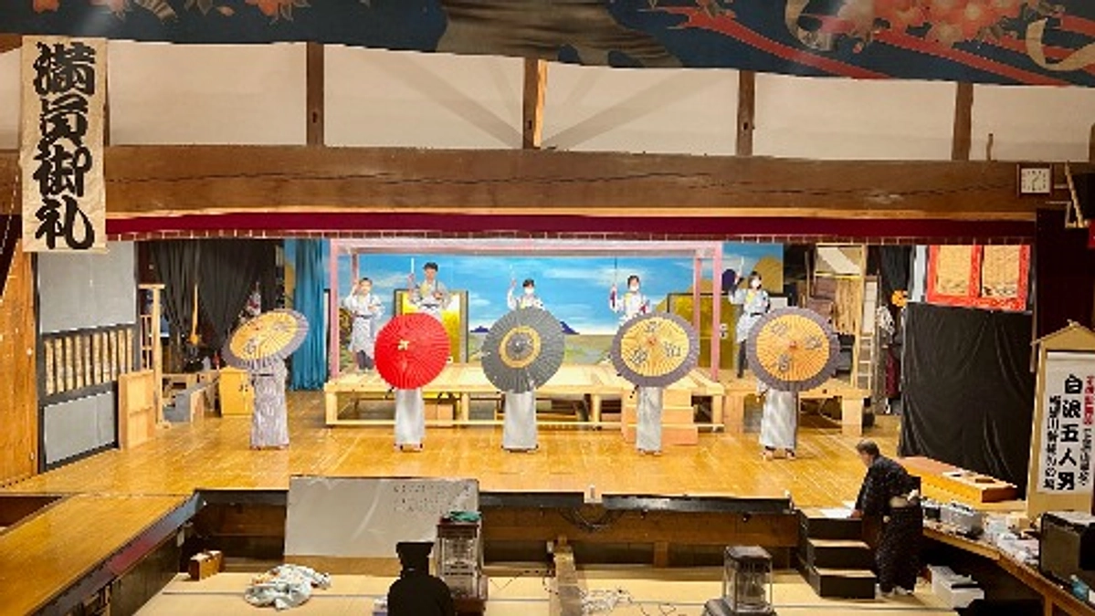 上原小学校の体育館で子供歌舞伎発表会を行いました