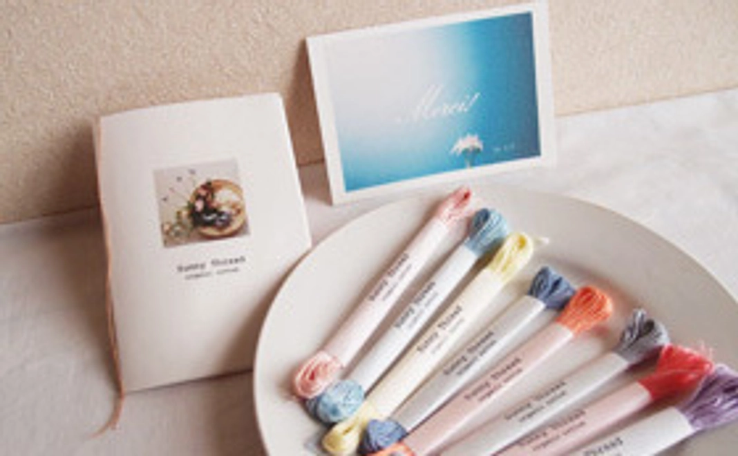 刺繍糸セットとMerci card とブックレット