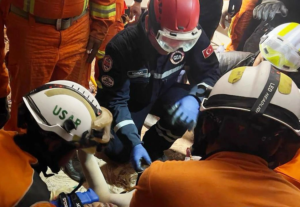 地震発生から6日、生存者の発見・救出に成功しました！