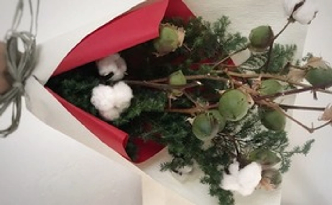 コットンボールの花束と焼き菓子の詰め合わせ