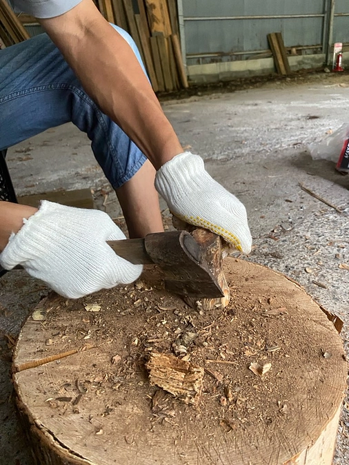 赤松の皮むき＆小割作業