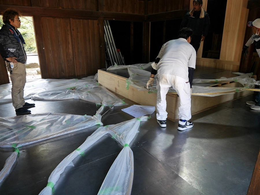 天井に取り付ける金色の輪が届きました