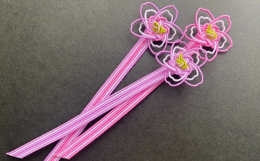 神社職員が手作りした大鹿桜をデザインした水引しおり守