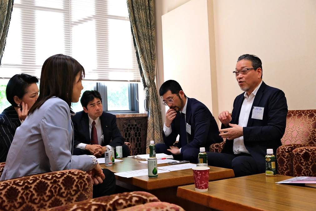 国会議事堂にて議員さんと対談をしました。