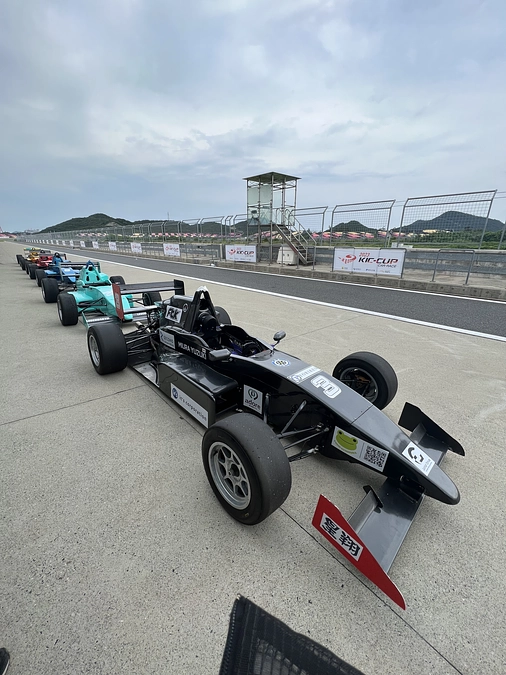 スポンサーロゴのついたフォーミュラマシン